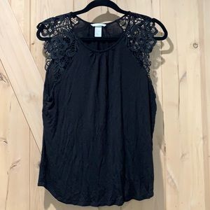 Women sleeveless black top